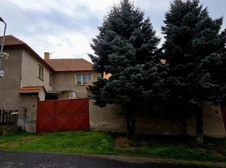 Stradonice - Peruc prodej RD , zahrada se stodolou, 2x garáž, pozemek celkem 1141m2